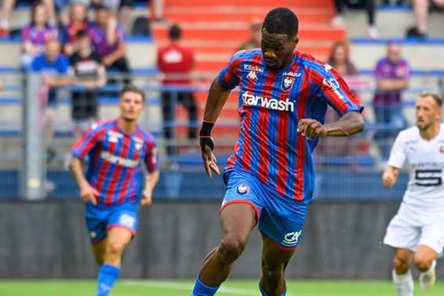 Samuel Essende para o ataque