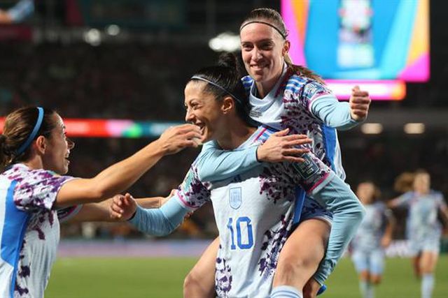 Espanha goleia Suíça, avança para os 'quartos' e faz história