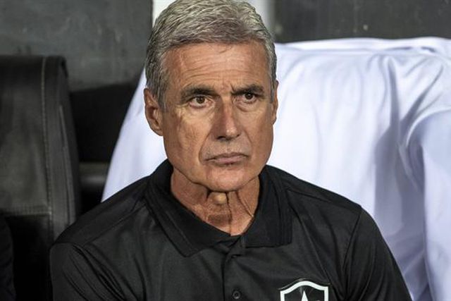 Luís Castro e Pedro Caixinha vencem e lideram os seus grupos