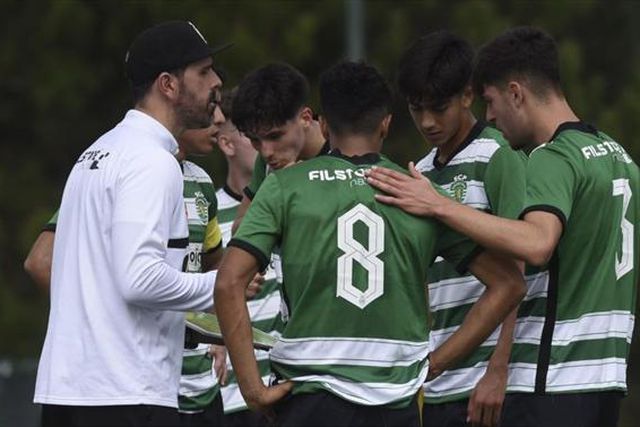Sporting goleia em Espinho e ainda sonha