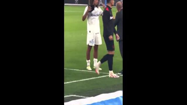 O momento em que Guendouzi, médio do Marselha, foi informado do assalto a casa, onde estava a mulher