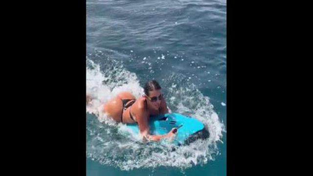 Namorada de Cristiano Ronaldo mostra como se rebenta com as redes sociais dentro de água...