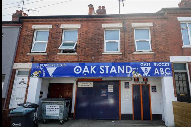 Só em Inglaterra: no estádio do recém-promovido chega-se à bancada por entre quintais (fotos)