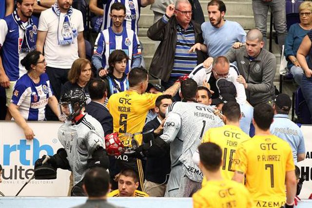 Caldo entornado! Adepto do FC Porto empurrou guarda-redes do Benfica e polícia teve de intervir (vídeo)