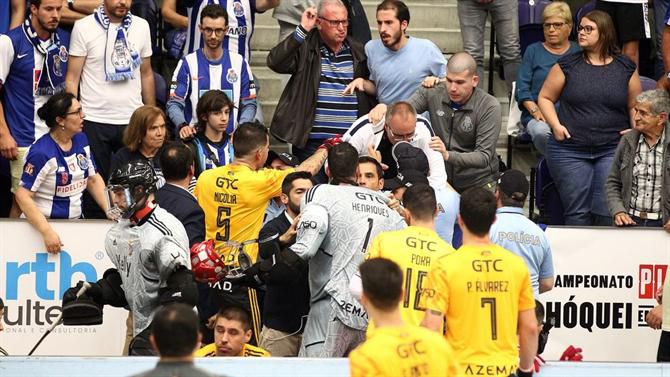 Caldo entornado! Adepto do FC Porto empurrou guarda-redes do Benfica e polícia teve de intervir (vídeo)