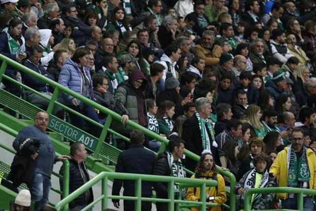 Benfiquistas com bilhetes do Sporting? Autoridades não veem inconveniente