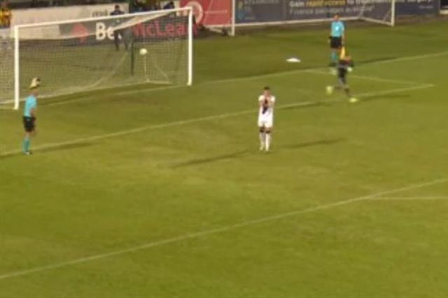 Insólito: guarda-redes defende penálti, celebra… e a bola entra (vídeo)