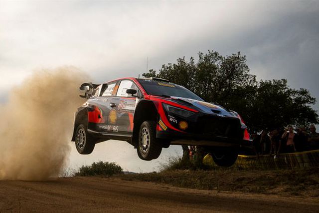 Neuville e Hyundai lideram na Sardenha