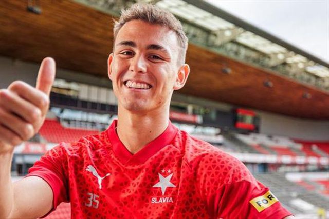 Oficial: foi apontado ao Benfica, mas renova com o Slavia Praga