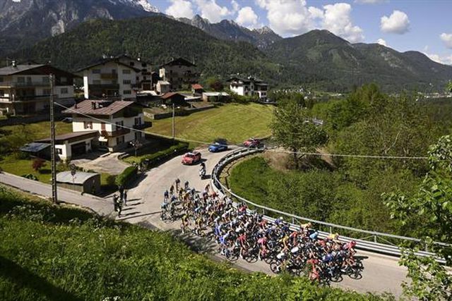 Volta a Itália: Continua vivo o sonho de João Almeida no pódio