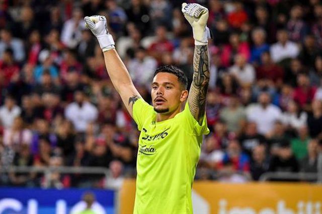 Elia Caprile na mira das águias