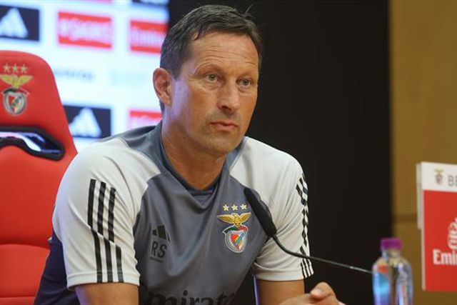 Reforçar a baliza? A resposta de Roger Schmidt com Bento pelo meio