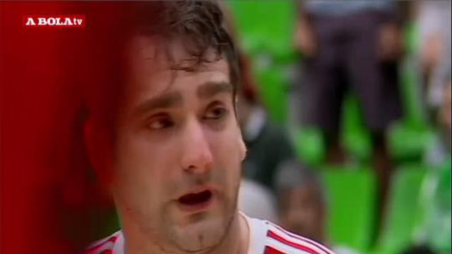 Edu Lamas chora na despedida do Benfica