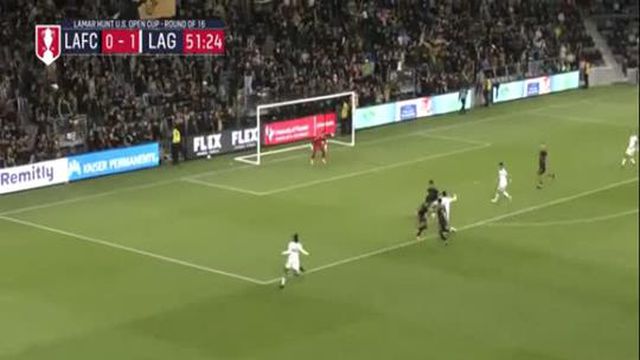 Puig marca golaço e festeja à Messi