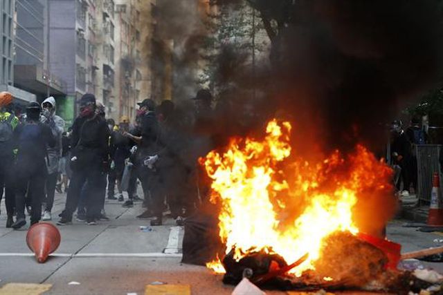 Polícia ameaça disparar balas reais depois de agente ter sido atingido por flecha