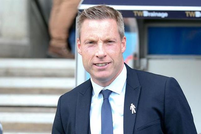 Neil Harris assume comando técnico até 2022