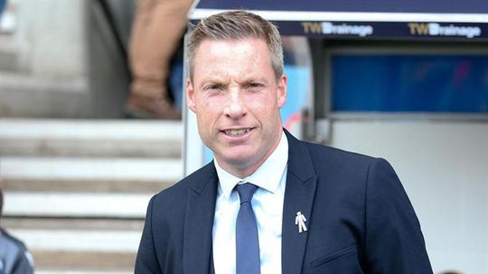 Neil Harris assume comando técnico até 2022