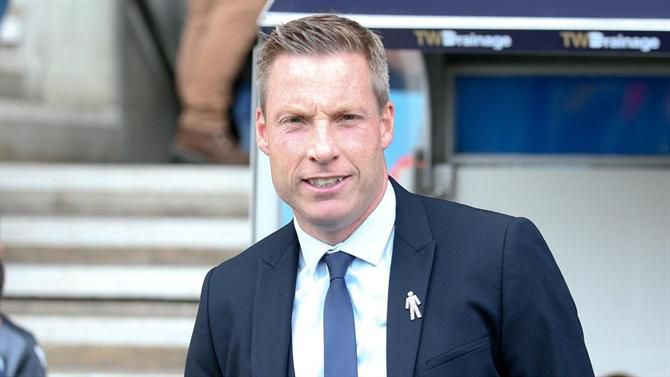 Neil Harris assume comando técnico até 2022