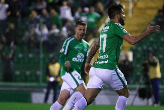 Chapecoense vence com golo de Everaldo