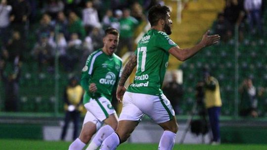 Chapecoense vence com golo de Everaldo