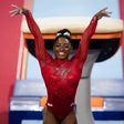 Simone Biles iguala recorde de ginasta com mais medalhas em Mundiais (vídeo)