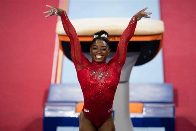 Simone Biles iguala recorde de ginasta com mais medalhas em Mundiais (vídeo)