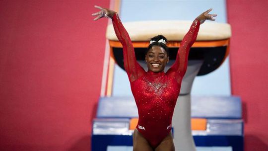 Simone Biles iguala recorde de ginasta com mais medalhas em Mundiais (vídeo)