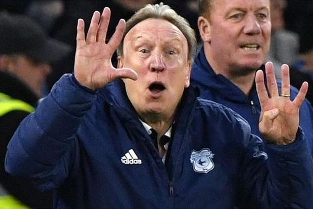 Neil Warnock anuncia saída do comando técnico por «mútuo acordo»