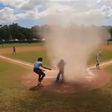 Insólito: Árbitro resgata criança de um tornado em pleno jogo (vídeo)