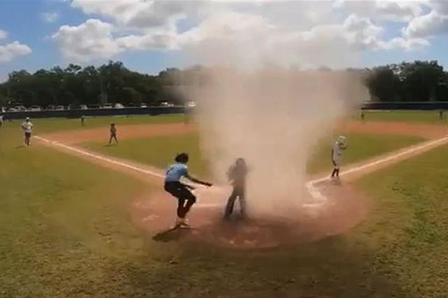 Insólito: Árbitro resgata criança de um tornado em pleno jogo (vídeo)
