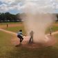 Insólito: Árbitro resgata criança de um tornado em pleno jogo (vídeo)