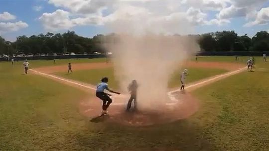 Insólito: Árbitro resgata criança de um tornado em pleno jogo (vídeo)