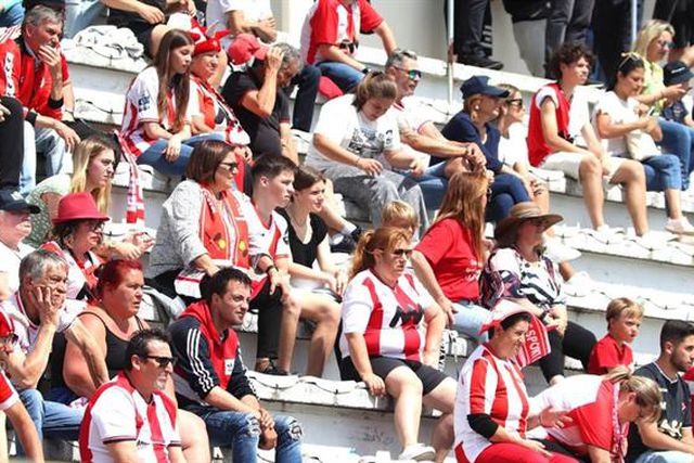 Plantel principal compra lotação do estádio para ajudar bebé