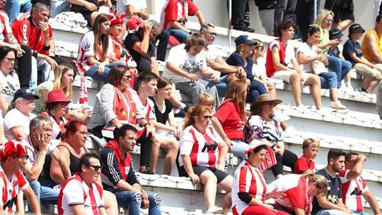 Plantel principal compra lotação do estádio para ajudar bebé