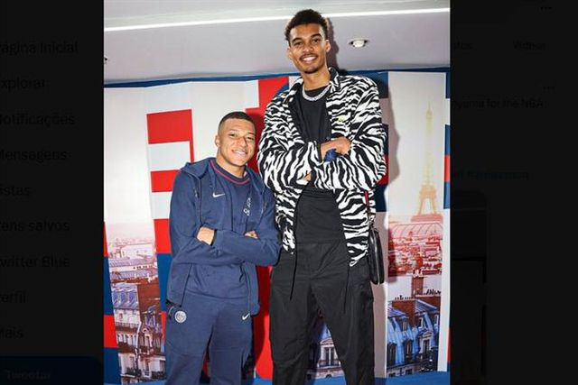 O espanto de Mbappé ao conhecer o 'gigante' Wembanyama (vídeo)