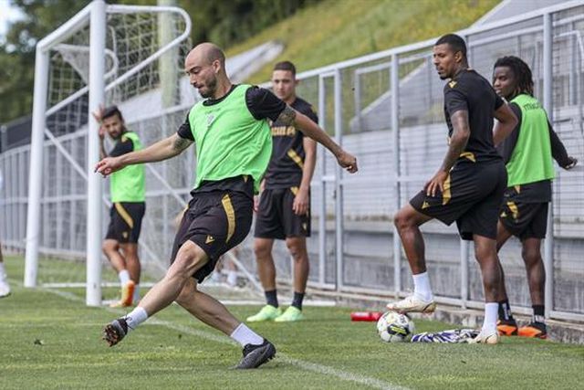 Reforços centrais para Moreno