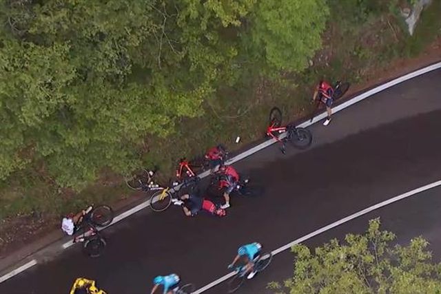 Volta a Itália: Tao Geoghegan Hart retirado de ambulância após queda que envolveu camisola rosa (vídeo)