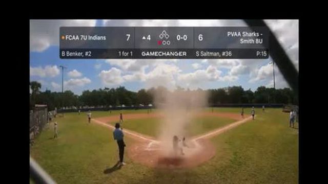 Árbitro resgata criança de um tornado em jogo de basebol