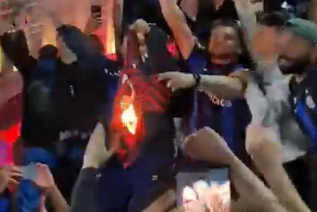 Após passagem à final da Champions, adeptos queimam camisola de Rafael Leão (vídeo)