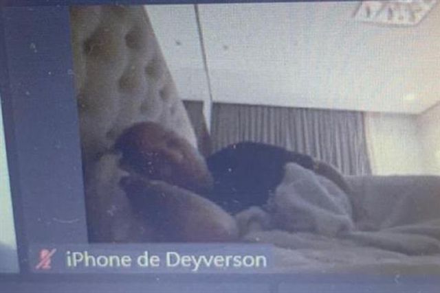 Ex-Benfica presta depoimento em julgamento… deitado na cama (foto)