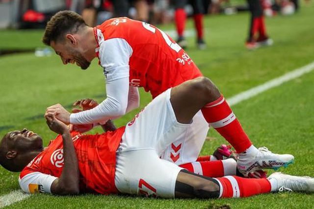 Banco dos guerreiros com crédito