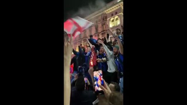 Após garantir final da Champions, adeptos do Inter queimam camisola de Rafael Leão