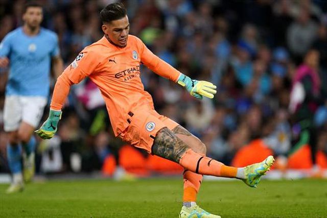 Defesa incrível de Ederson ao livre de Alaba (vídeo)