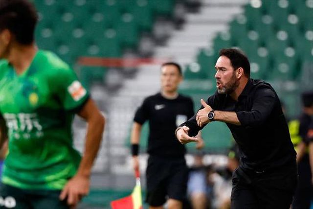 Fábio Abreu bisa na goleada do Beijing de Ricardo Soares