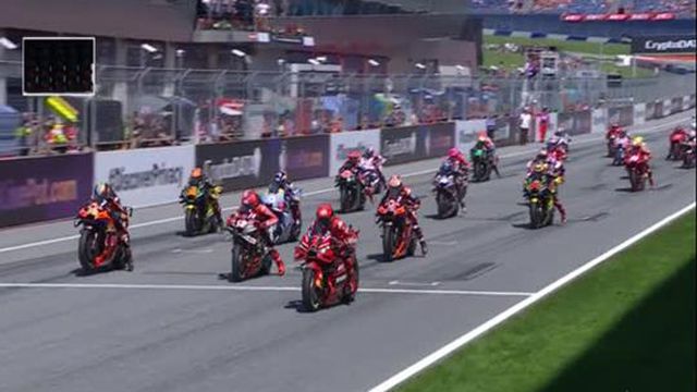 Miguel Oliveira apanhado em queda na primeira curva da corrida sprint