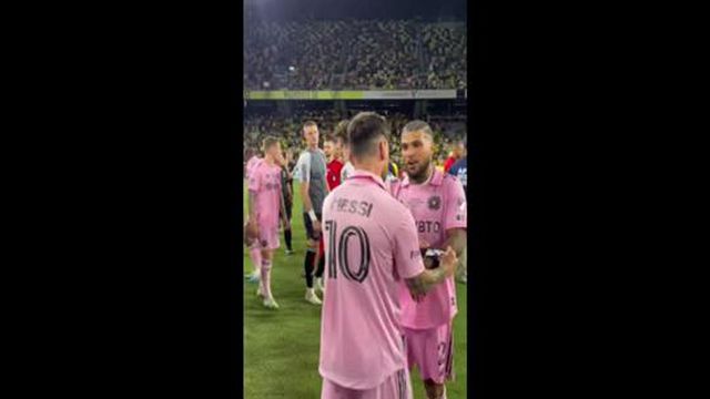 Gesto humilde de Messi na hora de levantar o troféu da Taça das Ligas