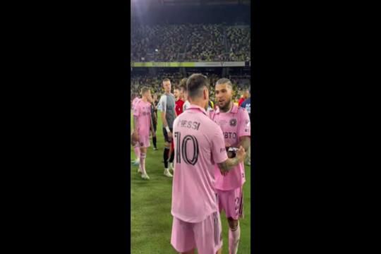 Gesto humilde de Messi na hora de levantar o troféu da Taça das Ligas