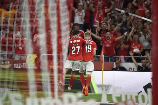 Benfica vence E. Amadora com muita classe de David Neres (veja o resumo)
