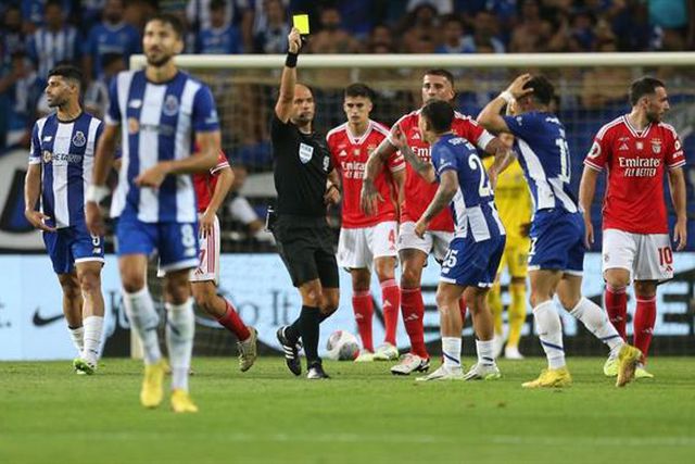 Clássico quente em Aveiro: Luís Godinho puxou 14 vezes do cartão