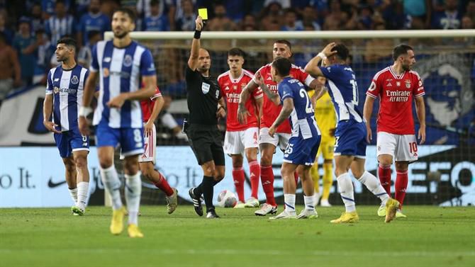 Clássico quente em Aveiro: Luís Godinho puxou 14 vezes do cartão